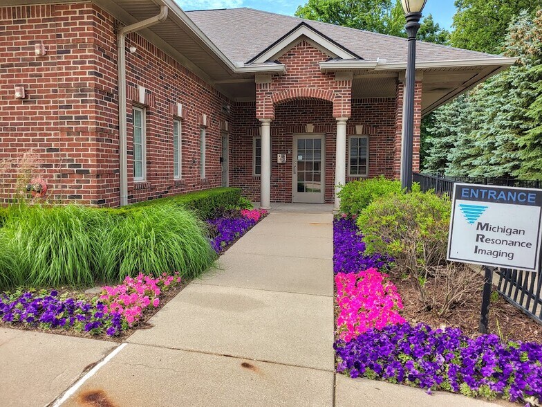 More Photos Of 43650 Garfield Rd, Clinton Township Medical For Lease