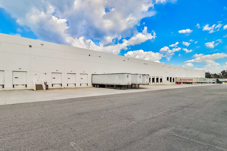 More Photos Of 28104-28144 Witherspoon Pky, Valencia Warehouse For Lease