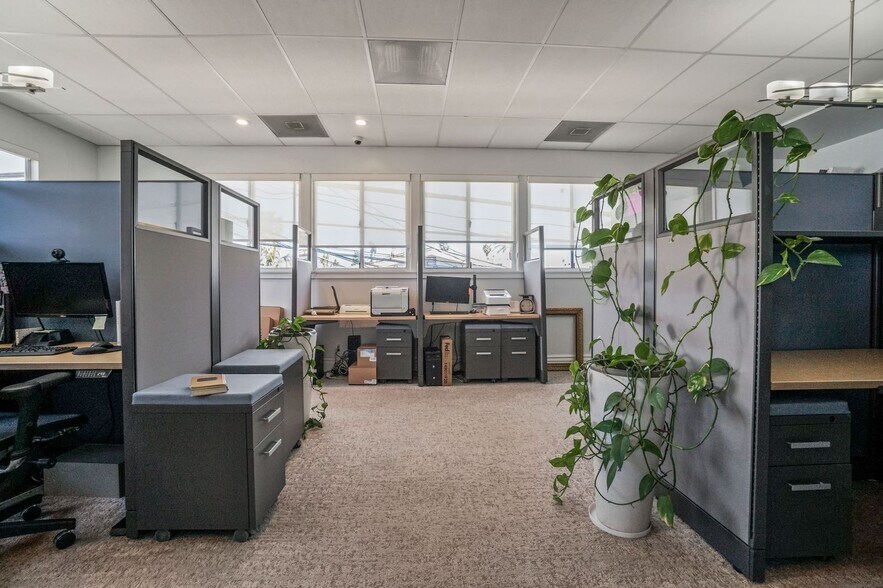 More Photos Of 1054 S Robertson Blvd, Los Angeles Office For Sale
