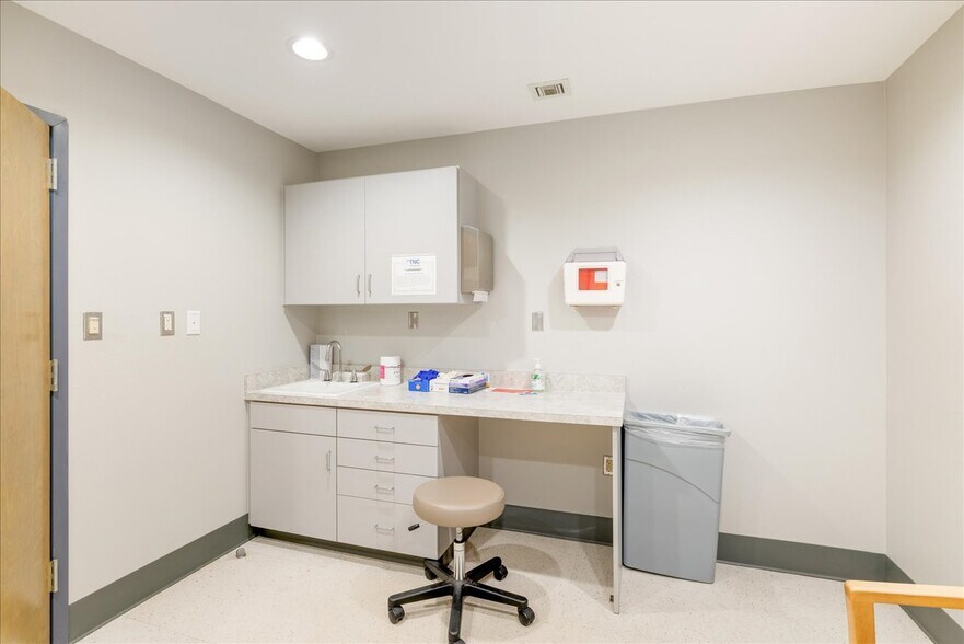 More Photos Of 2160 Capital Cir NE, Tallahassee Medical For Lease