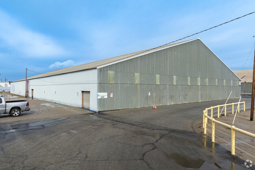 More Photos Of 1900 E Brundage Ln, Bakersfield Warehouse For Lease