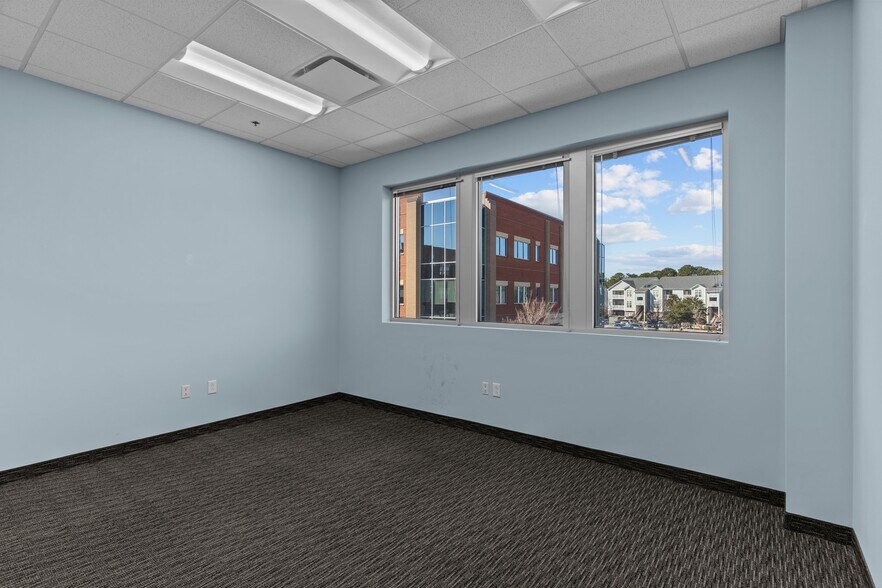 More Photos Of 6740 Rock Spring Rd, Wilmington Office For Sale