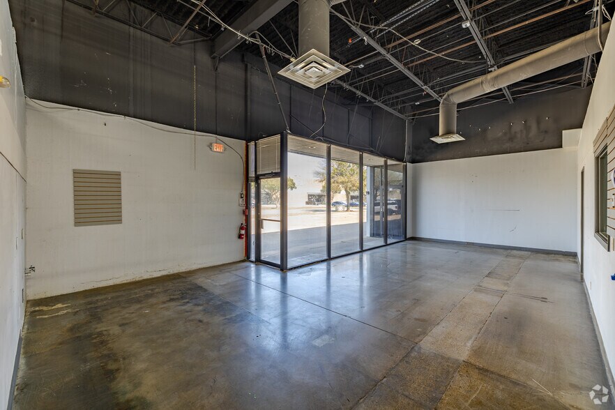 More Photos Of 1400 Summit Ave, Plano Showroom For Lease