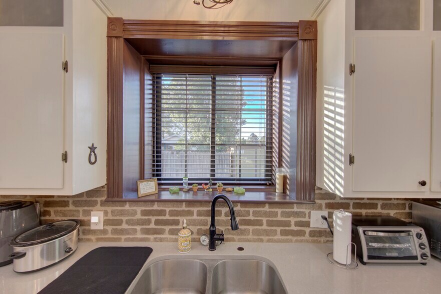 More Photos Of 405 W Avenue E, Alpine Specialty For Sale