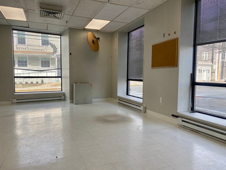 More Photos Of 76 Broadway, Newport Apartments For Lease