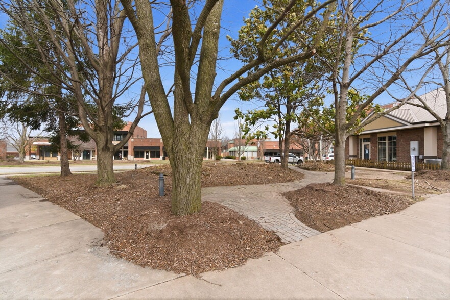 More Photos Of 2104 Chesterfield Blvd, Springfield Office For Sale