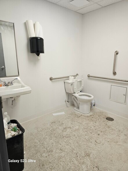 More Photos Of 35 Hamilton Ln, Glenmont Warehouse For Lease