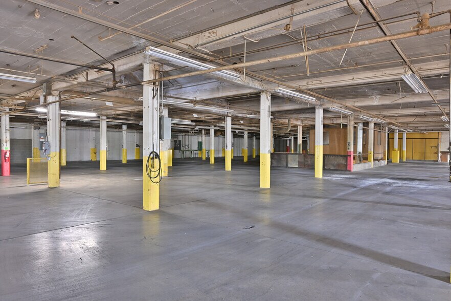 More Photos Of 202 Spaulding St, Dowagiac Distribution For Lease