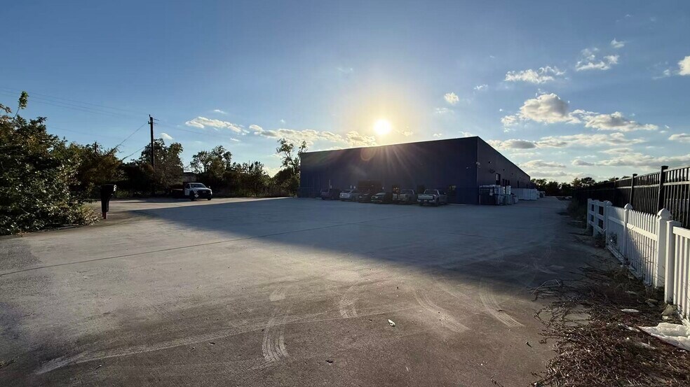 More Photos Of 6511 N Wayside Dr, Houston Warehouse For Sale
