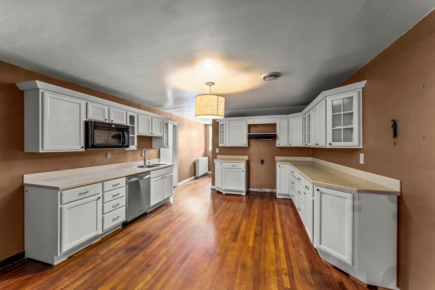 More Photos Of 105 Holbert Stretch, Dilliner Bar For Sale