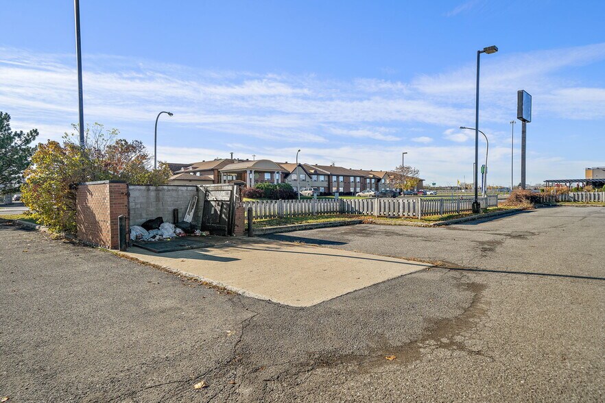 More Photos Of 920 Rue Douglas, St-Jean Freestanding For Sale