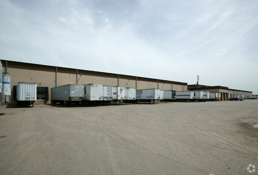 More Photos Of 2500 Walnut St, Roseville Warehouse For Lease