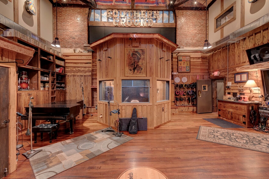 More Photos Of 114-116 17th Ave S, Nashville Office For Sale