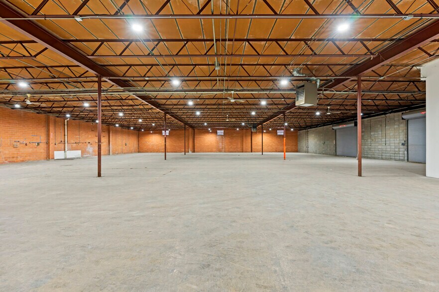 More Photos Of 1350-1390 N Colorado St, San Antonio Showroom For Lease