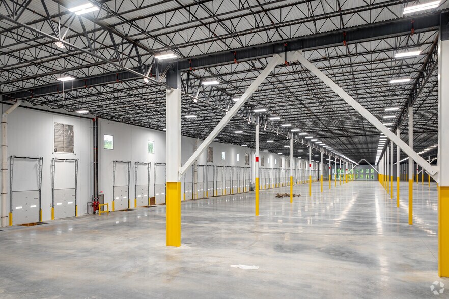 More Photos Of 7995 Bowen Road, Palmetto Distribution For Lease
