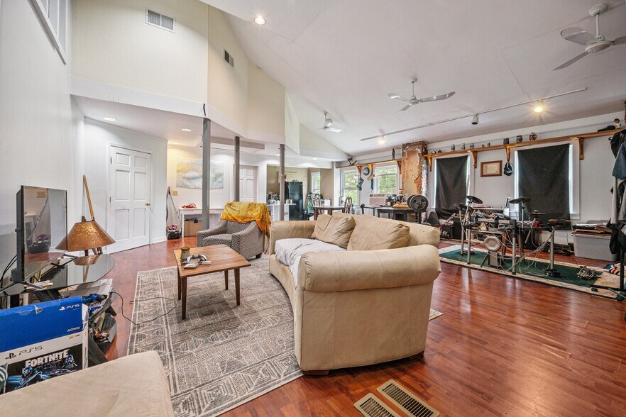 More Photos Of 315-317 Castle St, Wilmington Storefront Retail Residential For Sale