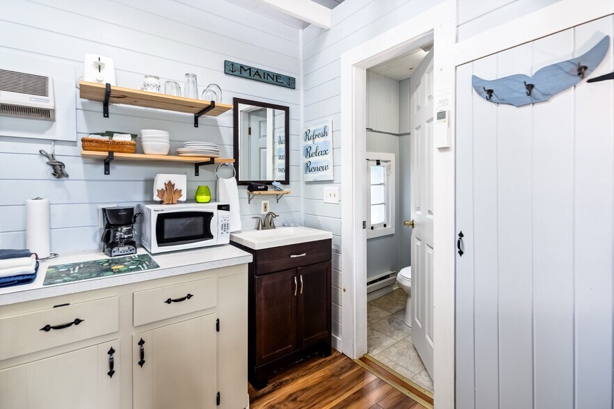 More Photos Of 2076 Atlantic Hwy, Lincolnville Hotel For Sale