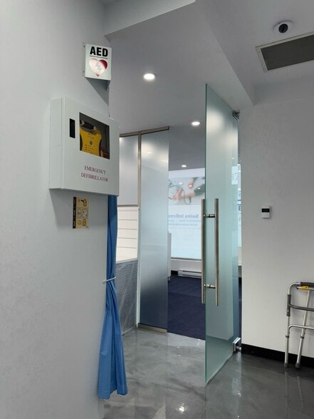 More Photos Of 3858-3870 Notre-Dame, Laval Office For Sale