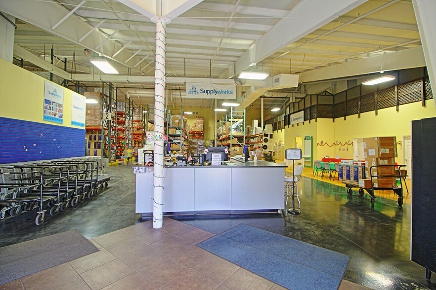 More Photos Of 12180 Metro Pky, Fort Myers Distribution For Lease