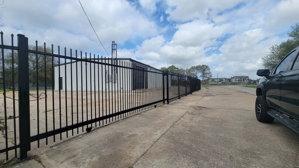 More Photos Of 8603 Shoal Creek Dr, Houston Warehouse For Sale
