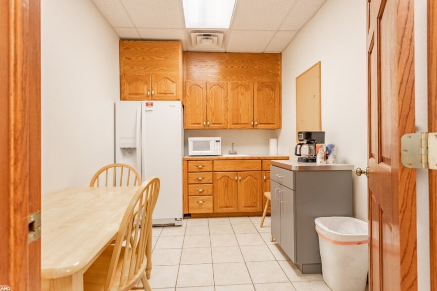 More Photos Of 219 & 303 W Chase st, Springfield Light Distribution For Lease