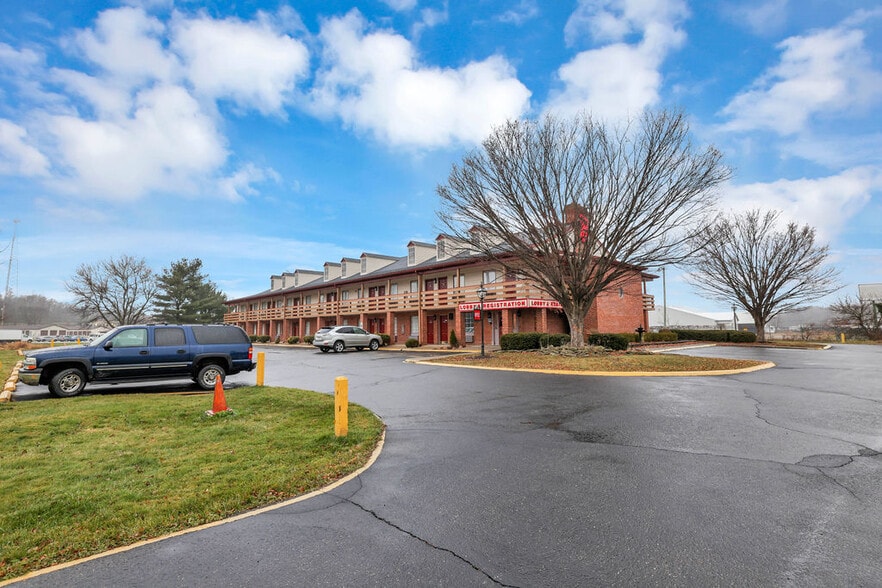 More Photos Of 111 W McCauley Dr, Uhrichsville Hotel For Sale
