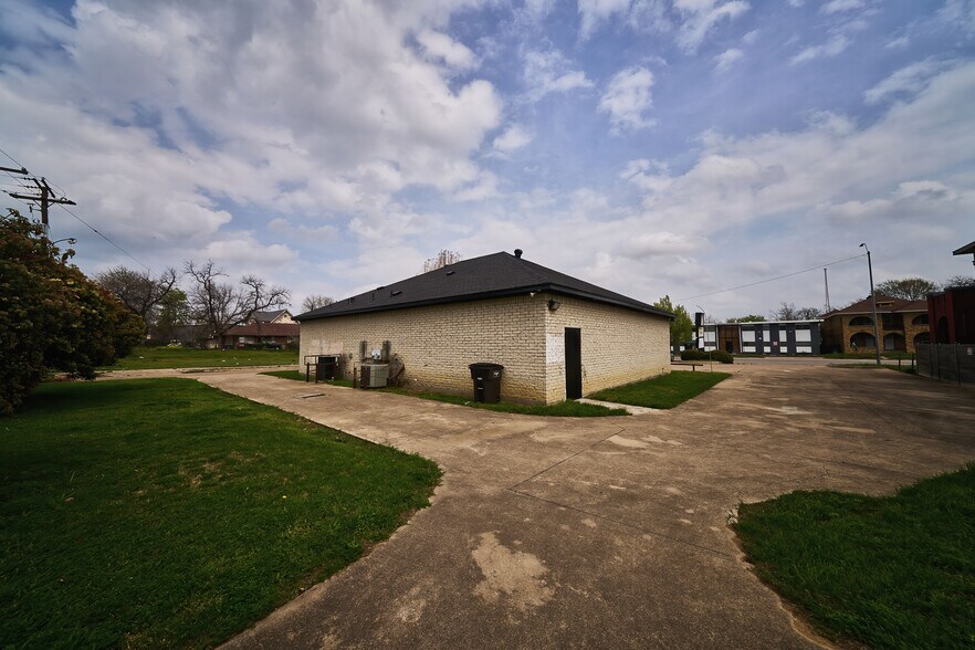 More Photos Of 2700-2704 Hemphill St, Fort Worth Medical For Sale