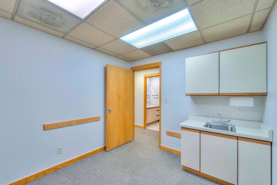 More Photos Of 900 E Michigan Ave, Jackson Office For Lease