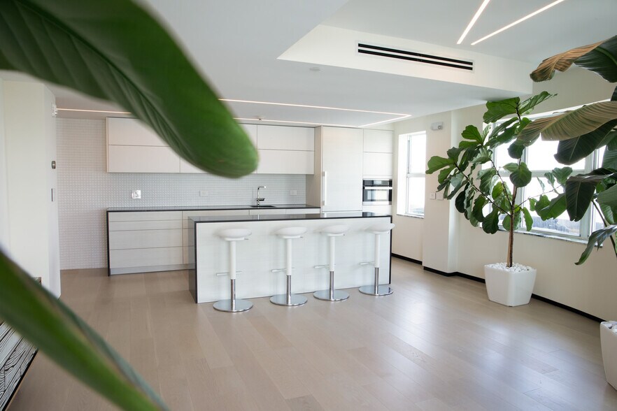 More Photos Of 605 Lincoln Rd, Miami Beach Office Residential For Lease