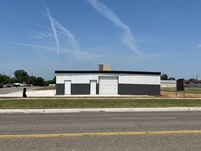 More Photos Of 805 NW 24th St, Moore Freestanding For Sale