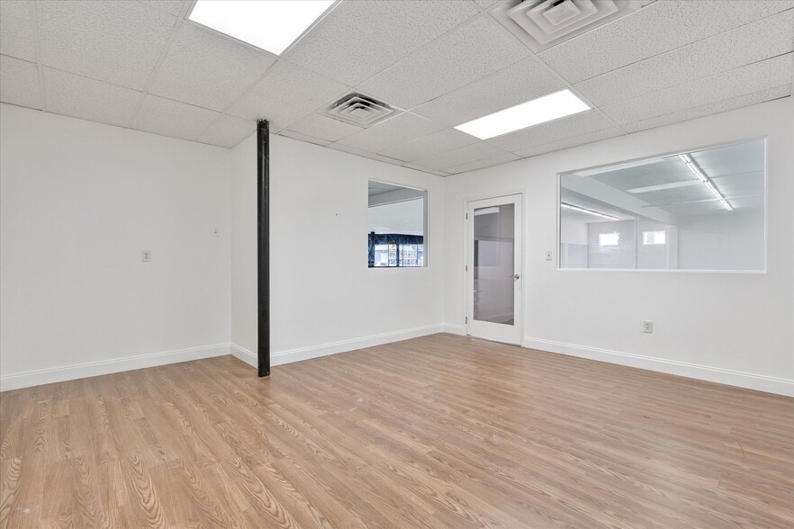 More Photos Of 1500 NW 36th St, Miami Storefront Retail Office For Lease