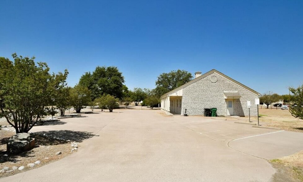 More Photos Of 606 S Harbor Ct, Granbury Office For Lease