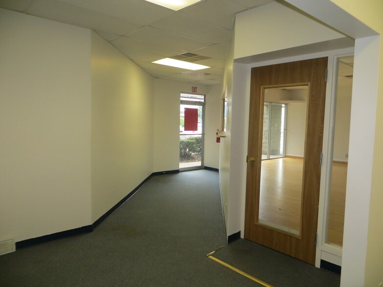 More Photos Of 4214 Fleur Dr, Des Moines General Retail For Lease