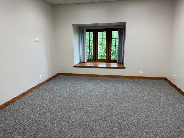 More Photos Of 28085 N Ashley Cir, Libertyville Medical For Sale