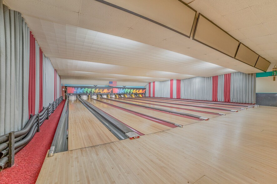More Photos Of 1104 N Saginaw St, Saint Charles Bowling Alley For Sale