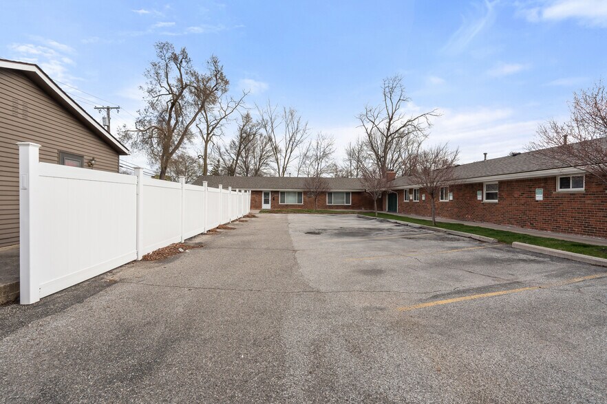 More Photos Of 4401 S Crooks Rd, Royal Oak Apartments For Sale