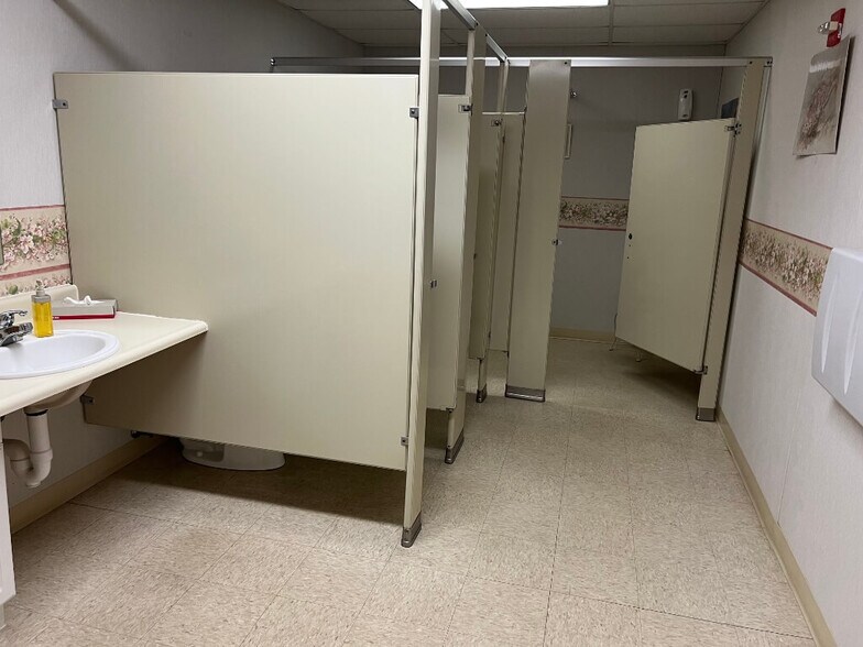 More Photos Of 212 S Sherman St, Leslie Religious Facility For Sale