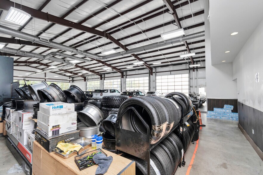 More Photos Of 14902 N Fwy Service Rd, Houston Freestanding For Lease