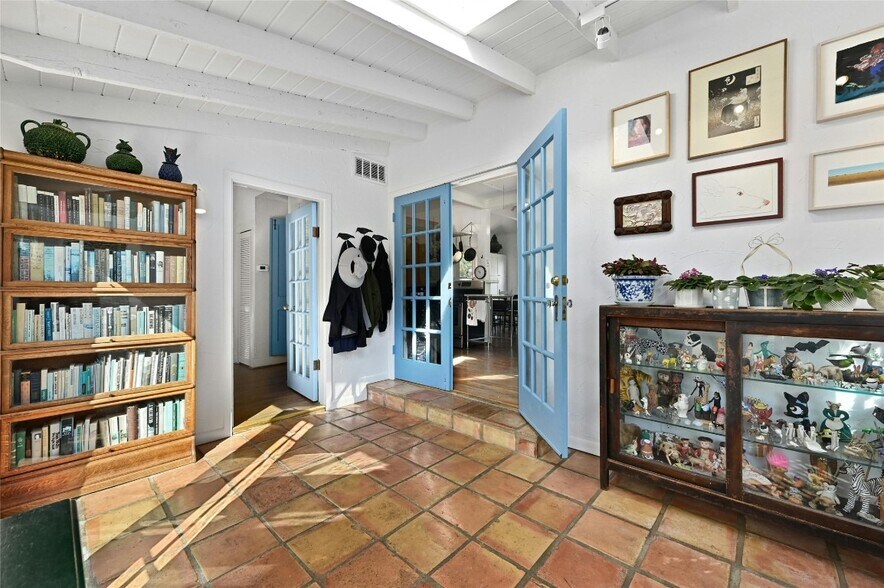 More Photos Of 167 N Tumbleweed Trl, Austin Specialty For Sale