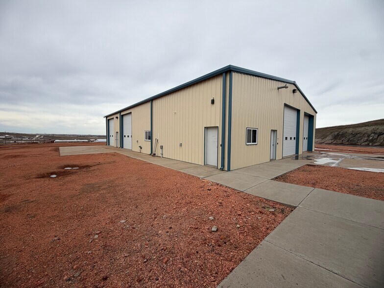 More Photos Of 2114 24th Ave SE, Watford City Warehouse For Sale