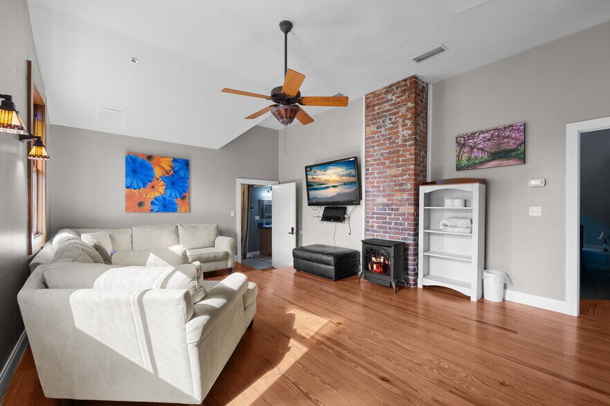 More Photos Of 221 SE 7th St, Gainesville Hospitality For Sale