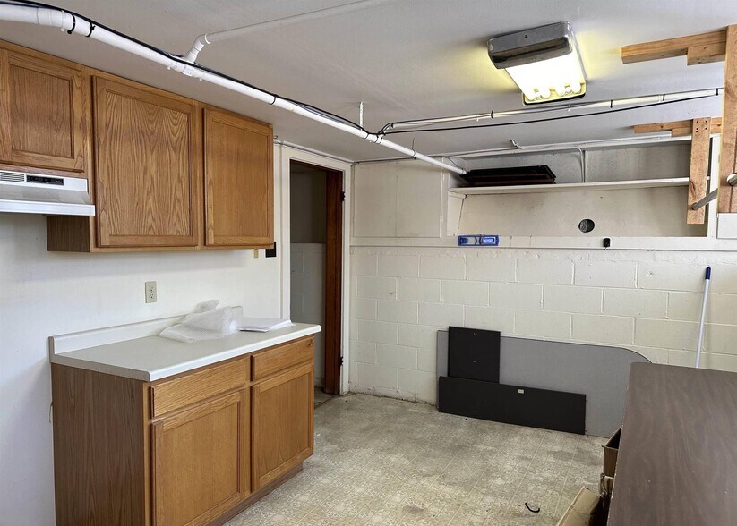 More Photos Of 1000 Hanson St, Murphysboro Office For Sale