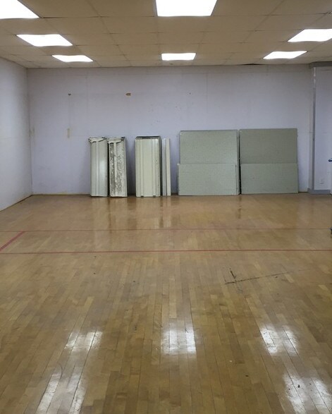 More Photos Of 25080 Lakeland Blvd, Euclid Auto Dealership For Sale