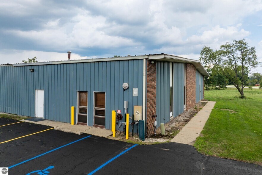 More Photos Of 910 Industrial Dr, Mount Pleasant Warehouse For Sale