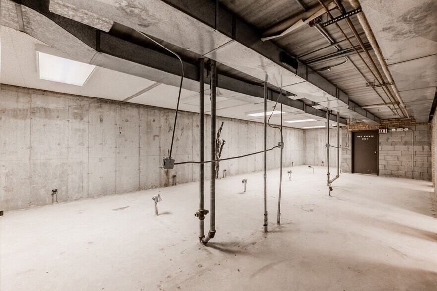 More Photos Of 5601 Victoria Dr, Oak Forest Office For Sale