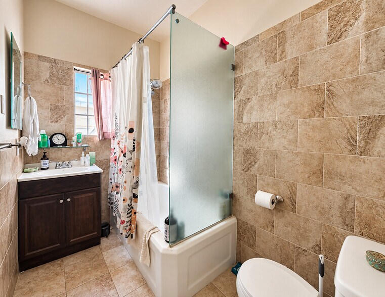 More Photos Of 1347 N Mansfield Ave, Los Angeles Apartments For Sale