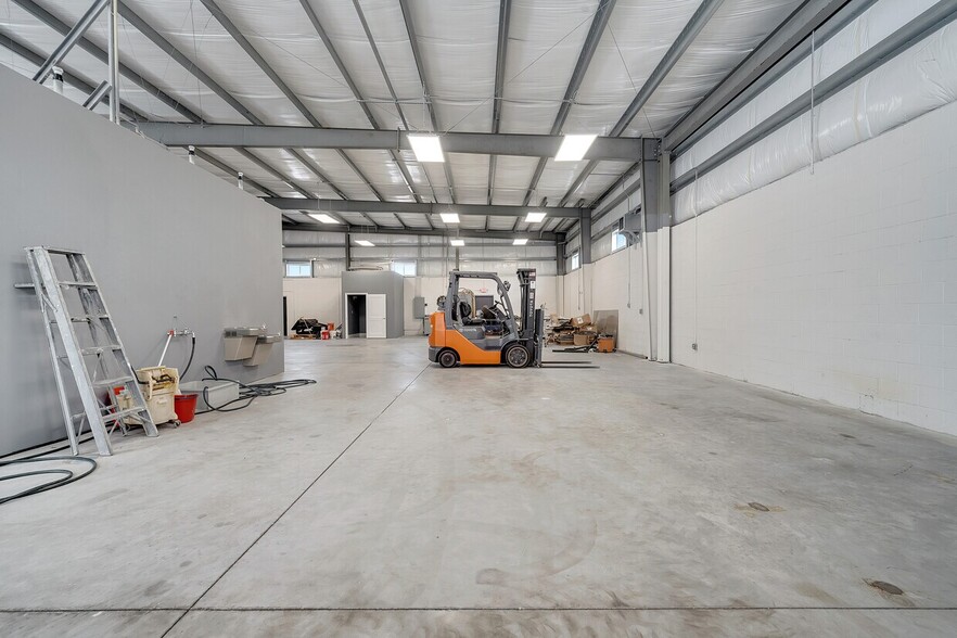 More Photos Of 560 Barry St, Orlando Warehouse For Sale