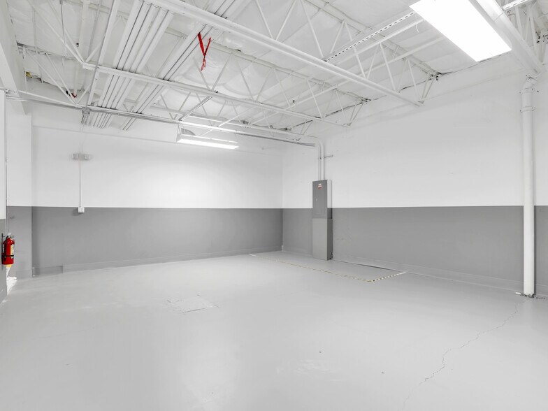 More Photos Of 8801 Business Park Dr, Fort Myers Warehouse For Sale