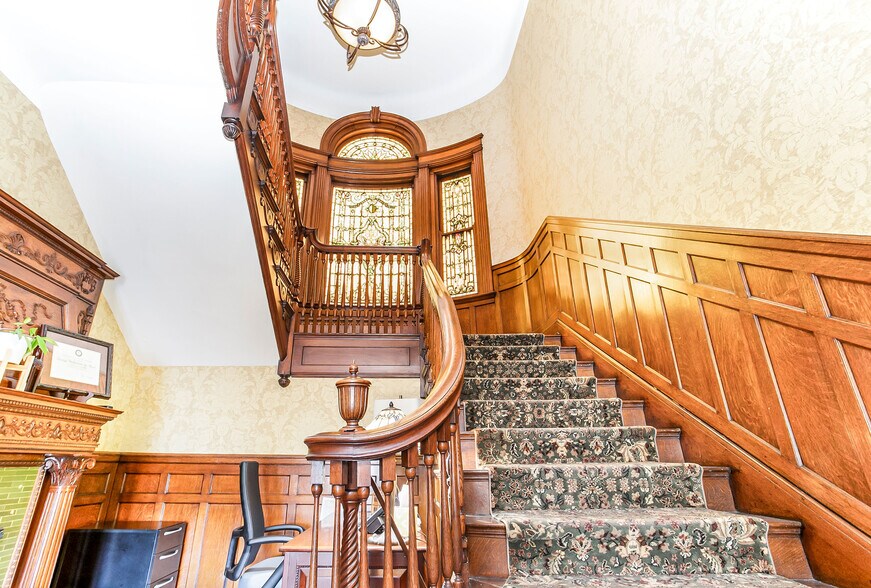 More Photos Of 401 Park Ave, Newport Office For Sale