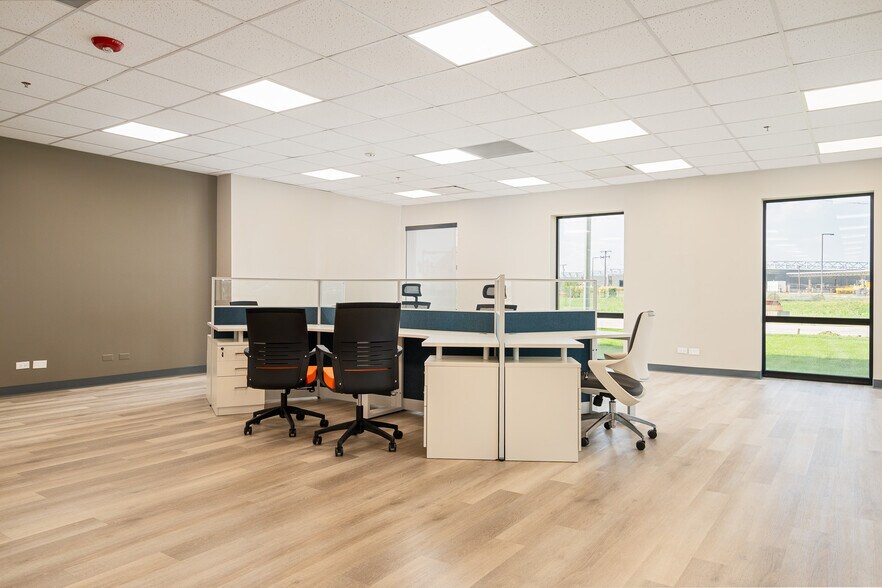 More Photos Of 9950 Lawrence Ave, Schiller Park Office For Lease